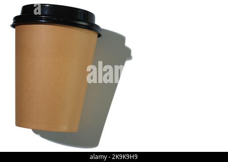 Kaffeebecher aus Pappe mit Kunststoffdeckel mit hartem Schatten auf weißem Hintergrund. Isoliertes Objekt. Vorlage mit Kopierbereich. Das Konzept von Ökologie, Recycling, Umweltschutz. Stockfoto