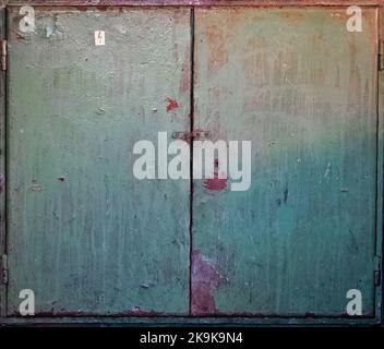 Rostige Metalltür in den Schränken Stockfoto