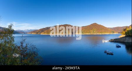 Herbstlandschaft des Vidraru-Sees und des Fagaras-Gebirges in Zentralrumänien Stockfoto