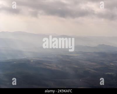 Das Sonnenlicht, das durch die Wolke bricht, strahlt über dem De Kaap Valley in Mpumalanga Südafrika. Stockfoto