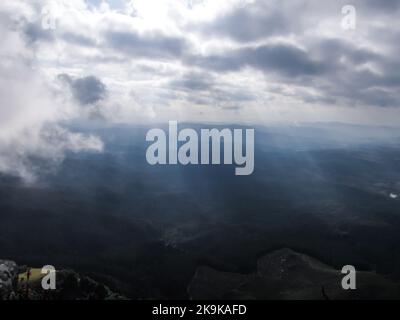 Das Sonnenlicht, das durch die Wolke bricht, strahlt über dem De Kaap Valley in Mpumalanga Südafrika. Stockfoto