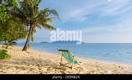 Strandliegen an einem tropischen Strand am Klong Kloi Beach Koh Chang Thailand Stockfoto
