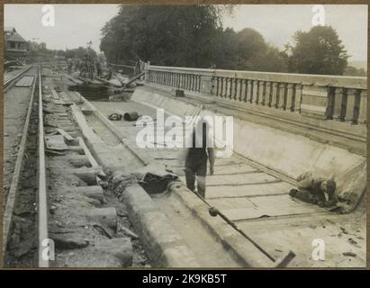 Zweigleisige Gebäude zwischen Alingsås - Olskroken. Die Brücke über Säveån. Isolierung. Stockfoto