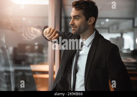 Ich habe die Vision, jetzt, damit es funktioniert. Ein junger Geschäftsmann, der in einem Büro nachdenklich aussieht. Stockfoto