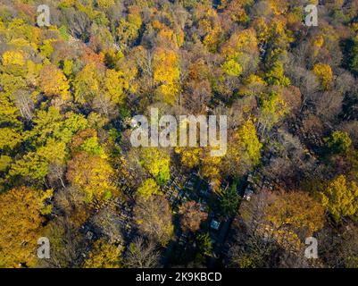 Kraków Luftansicht. Rakowicki Friedhof im Herbst. Kraków ist die Hauptstadt der Woiwodschaft Kleinpolen. Polen. Europa. Stockfoto