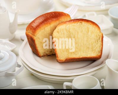 Hausgemachtes Weiches, Flauschiges Weißbrot, Japanisches Milchbrot. Auf Weißem Teller Stockfoto