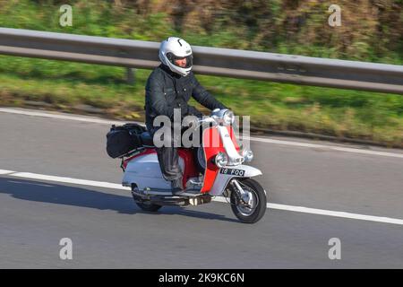 1963 60s Sixties rot weiß LAMBRETTA Scooter 175cc, unterwegs auf der Autobahn M6, Großbritannien Stockfoto