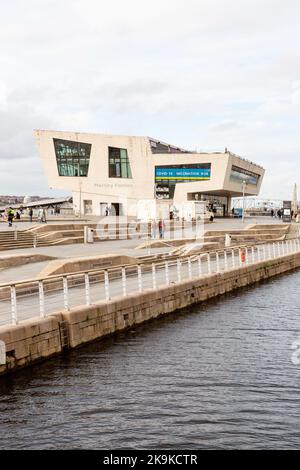 Mersey Ferry Terminal, Pier Head, Mann Island, Liverpool, England, Vereinigtes Königreich. Stockfoto