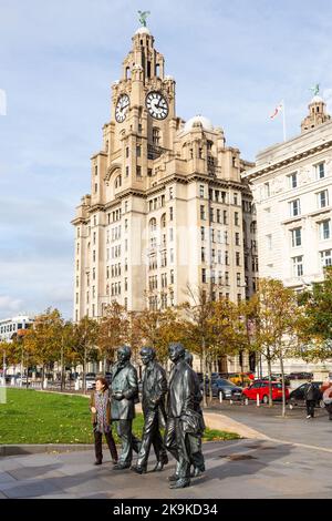 Die Beatles-Statue, die von Andy Edwards am Pier Head in Liverpool, England, Großbritannien, geschaffen wurde. Stockfoto