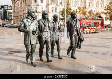 Die Beatles-Statue, die von Andy Edwards am Pier Head in Liverpool, England, Großbritannien, geschaffen wurde. Stockfoto