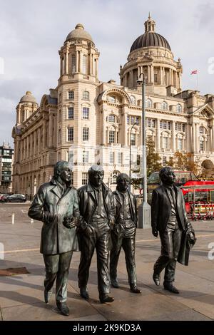Die Beatles-Statue, die von Andy Edwards am Pier Head in Liverpool, England, Großbritannien, geschaffen wurde. Stockfoto