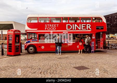 Doppeldeckerbus, der in ein Street Food Diner umgewandelt wurde, Royal Albert Docks, Liverpool, England, Vereinigtes Königreich. Stockfoto