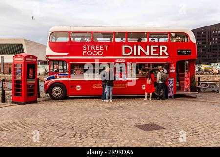Doppeldeckerbus, der in ein Street Food Diner umgewandelt wurde, Royal Albert Docks, Liverpool, England, Vereinigtes Königreich. Stockfoto