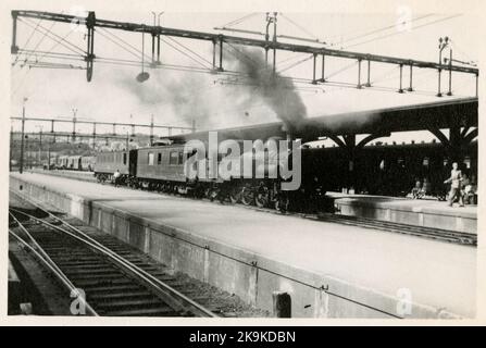 Die Staatsbahnen, SJ J mit dem französischen Messwagen Mauzin und dem Messwagen SJ Bo7 2812 am Hauptbahnhof Jönköping. Stockfoto