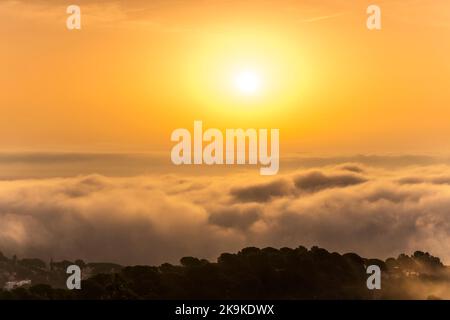 LUFTAUFGANG ÜBER DEM MEERESNEBEL COSTA BRAVA KÜSTE GERONA KATALONIEN SPANIEN Stockfoto