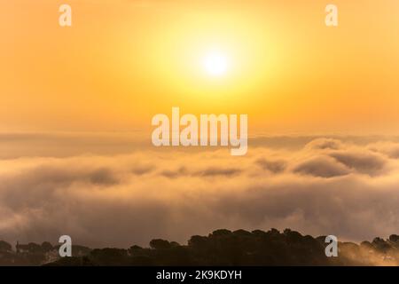 LUFTAUFGANG ÜBER DEM MEERESNEBEL COSTA BRAVA KÜSTE GERONA KATALONIEN SPANIEN Stockfoto