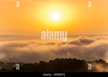 LUFTAUFGANG ÜBER DEM MEERESNEBEL COSTA BRAVA KÜSTE GERONA KATALONIEN SPANIEN Stockfoto