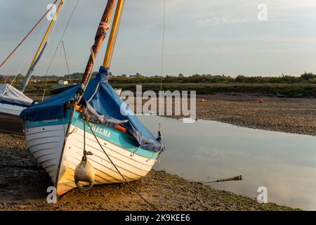 Boote namens Thelma in Ruhe in Blakeney, Norfolk, an einem sonnigen Abend Stockfoto