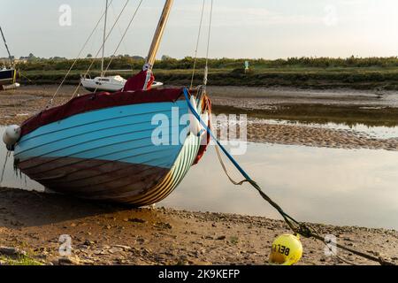 Ein Boot zur Ruhe in Blakeney, Norfolk, an einem sonnigen Abend Stockfoto