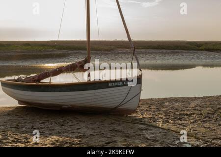 Ein Boot namens Silver Cub in Ruhe in Blakeney, Norfolk, an einem sonnigen Abend Stockfoto