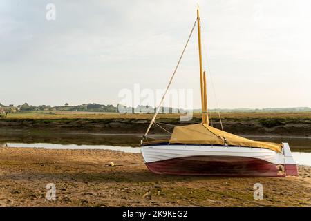 Ein Boot namens Trinity in Ruhe in Blakeney, Norfolk, an einem sonnigen Abend Stockfoto