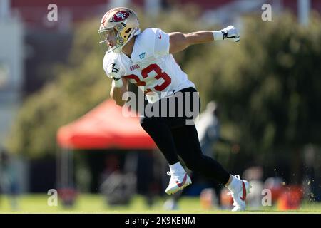 Oktober 2022; Santa Clara, CA, USA; San Francisco 49ers Running Back Christian McCaffrey (23) läuft während des Trainings im SAP Performance Center neben Levi’s Stadium. (Stan Szeto/Image of Sport) Stockfoto