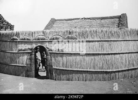 Das während des Burenkrieges aufgenommene Foto zeigt eine eingezäunte Hütte von Mitgliedern des Basotho-Stammes oder des Basuto-Stammes im südlichen Afrika. Stockfoto