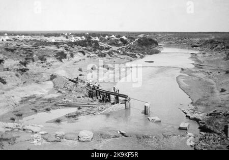 Das während des Burenkrieges aufgenommene Foto zeigt eine Brücke, die von den Burs gesprengt wurde. Stockfoto