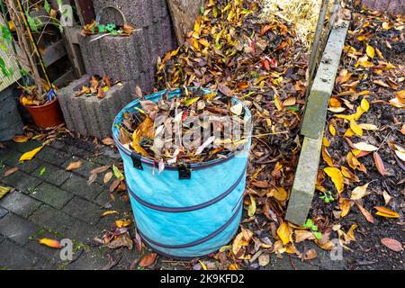Blätter auf einem Kompost im Garten Stockfoto