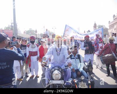 Bikaner Rajasthan, Indien : 14. Januar 2018 – großer Schnurrbart Mann auf dem Motorrad auf Bikaner Festival, Rajasthan, Indien. Stockfoto