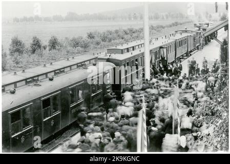 Edsvalla am 18/9-1895, königliche Extrazug wurde für Oscar 2 mit einem Hof, der den Zug mit dem Zug, BJ Vorstand und Häuptling Simonsson ging in Konugensvagna in Edsvalla 4 m Station wunderschön mit Blumen und grün und den Namen des Königs geschmückt angeordnet.Station. 1879-80. Ein- und ein-halb-geschossiges Bahnhofshaus aus Backstein.BJ, Bergslagernas Eisenbahn Stockfoto