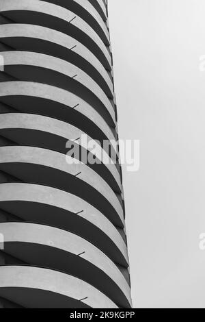 Balkon. Betonbalustraden für Balkone in einem Wohnhaus Stockfoto