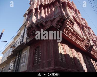 Bikaner Rajasthan, Indien : 14. Januar 2018 – Alte Herrenhaus geschnitzte Außenwand. Schöne alte traditionelle Haveli Wall in Bikaner Indien. Stockfoto