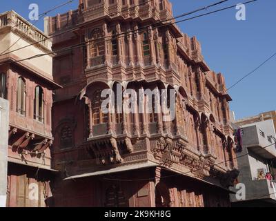 Bikaner Rajasthan, Indien : 14. Januar 2018 – Alte Herrenhaus geschnitzte Außenwand. Schöne alte traditionelle Haveli Wall in Bikaner Indien. Stockfoto