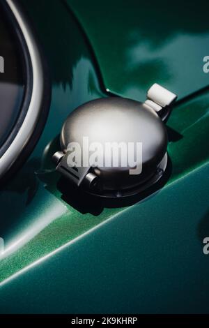 Tankdeckel mit Schlüsselschlitz auf weißem Oldtimer oder Bus. Stockfoto