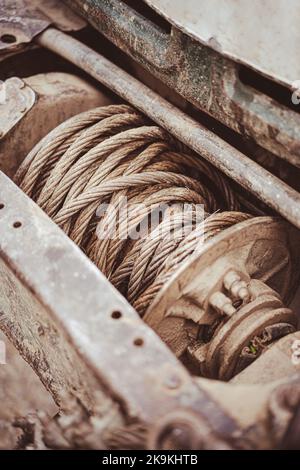 Nahaufnahme einer schmutzigen, schlammigen gebrauchten LKW-Stahlwinde. Stockfoto