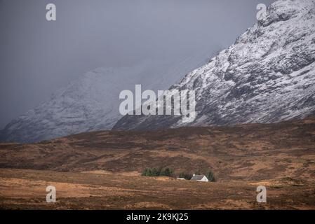 Atemberaubende dramatische Landschaft Winterbild des legendären Stob Dearg Buachaille Etive Mor Berges in den schottischen Highlands Stockfoto