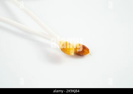 Wattestäbchen nach der Ohrenreinigung mit Cerumen verschmutzt, weicher Fokus aus nächster Nähe Stockfoto