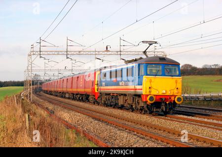 Eine elektrische Lokomotive der Klasse 87 mit der Nummer 87012 und drei elektrische Triebzüge der Klasse 325 Royal Mail, die in Dudswell im Postdienst arbeiten. Stockfoto