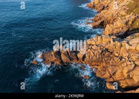 Luftdrohnen-Landschaftsbild des Minnack Theatre Vorgewende um den Porthcurno-Strand in Cornwall England bei Sonnenaufgang Stockfoto