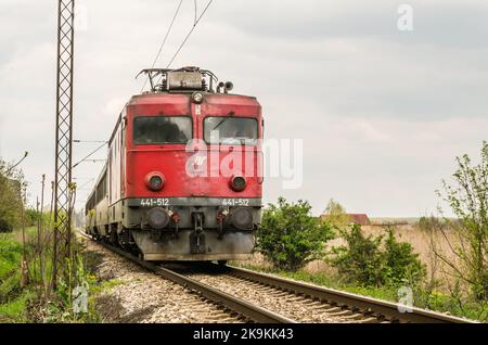 Ein alter Elektrozug fährt durch das bevölkerte Gebiet von ​​Petrovaradin, Novi Sad, Serbien. Stockfoto