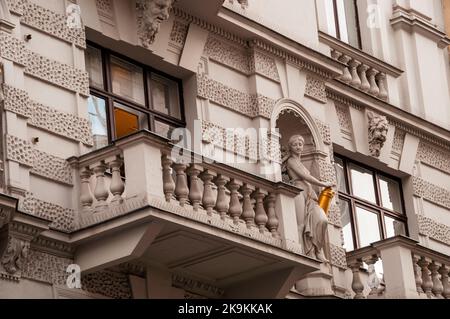 Architektonische Skulptur und Maskarons auf einem Jugendstilgebäude in Wien, Österreich. Stockfoto