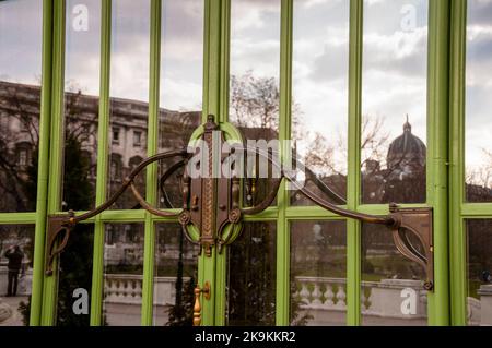 Schmetterlinghaus Art Nouveau Palmenhaus Türgriff in Wien, Österreich mit der Kuppel des Kunsthistorischen Museum Wien Reflexion. Stockfoto