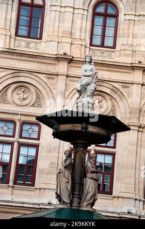 Operbrunnen oder Opernbrunnen im Renaissance-Revival, Wiener Oper, Österreich. Stockfoto
