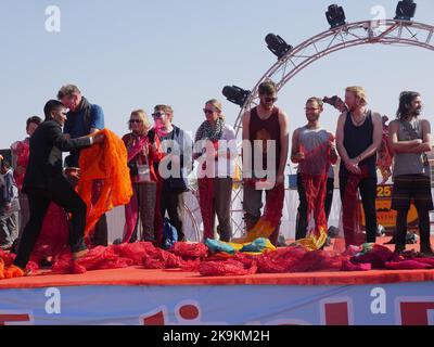 Bikaner Rajasthan, Indien : 14. Januar 2018 – Turban Kopplung Wettbewerb, Ausländer am Bikaner Festival teilnehmen. Stockfoto