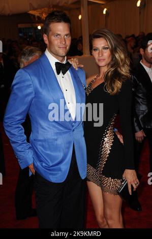 File photo dated May 6, 2013 of Gisele Bundchen and Tom Brady attend the 'Punk: Chaos to Couture' Costume Institute Benefit Met Gala at the Metropolitan Museum of Art in New York City, NY, USA. - Das brasilianische Supermodel Gisele Bundchen und der NFL-Star Tom Brady sagten am Freitag, den 28. Oktober 2022, dass sie sich nach 13 Jahren Ehe scheiden lassen. Foto von Lionel Hahn/ABACAPRESS.COM Stockfoto