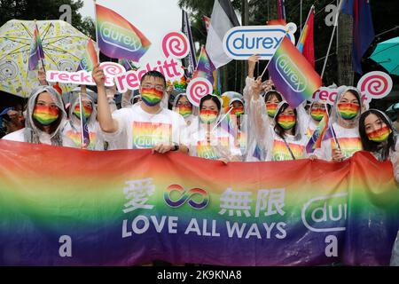 Taipeh, Taiwan. 29. Oktober 2022. Teilnehmer aus Druex vertreten Geschäftsinteressen an der Taipei LGBT Pride Parade, Taipei, Taiwan. Der 20.. Jahrestag der Parade fand trotz Regen statt und die Teilnehmer trotzten den Elementen meist mit Regenschirmen, was aber die Stimmung und den Spaß nicht dämpfte. Zehntausende nahmen an der Parade Teil, die auf einem Rundweg vom Rathaus von Taipei im Schatten von Taiwans höchstem Gebäude, Taipei 101, stattfand. Kredit: Paul Brown/Alamy Live Nachrichten Stockfoto