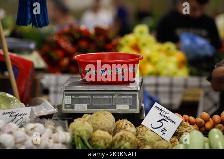 Bukarest, Rumänien - 4. August 2022: Details zur geringen Schärfentiefe (selektiver Fokus) mit einem Gemüsestand auf dem Obor-Markt in Bukarest, Rumänien. Stockfoto