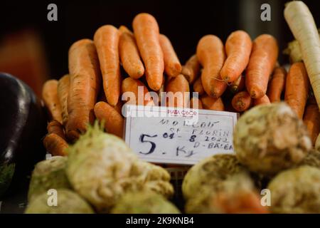 Bukarest, Rumänien - 4. August 2022: Details zur geringen Schärfentiefe (selektiver Fokus) mit Karotten auf einem Stand auf dem Obor-Markt in Bukarest, Rumänien. Stockfoto