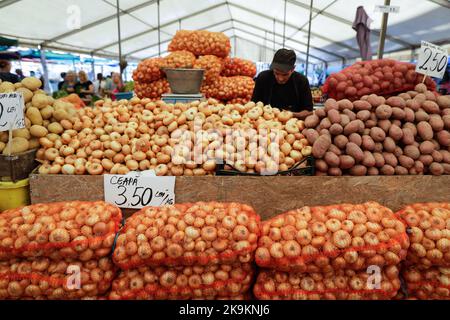 Bukarest, Rumänien - 4. August 2022: Details zur geringen Schärfentiefe (selektiver Fokus) mit Kartoffeln und Zwiebeln stehen auf dem Obor-Markt in Bukarest, RO Stockfoto